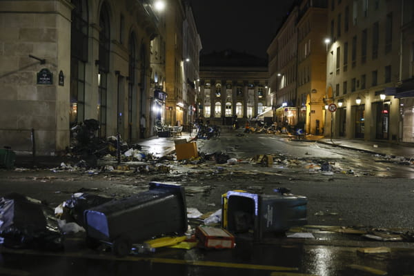 The streets strewn with garbage cans the day after the demonstrations - Demonstration ©Sipa