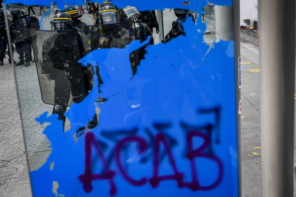 Anti-Macron, anti-capitalist and anti-police slogans on the walls - Demonstration ©