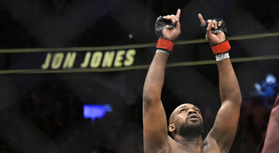 American Jon Jones crowned UFC heavyweight champion by beating Frenchman