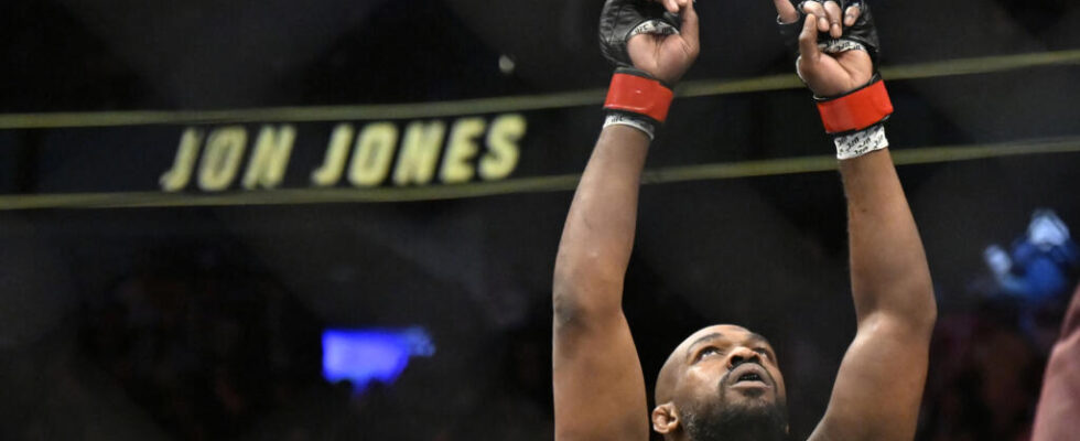 American Jon Jones crowned UFC heavyweight champion by beating Frenchman