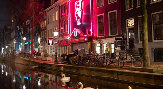 Amsterdam warns rowdy tourists