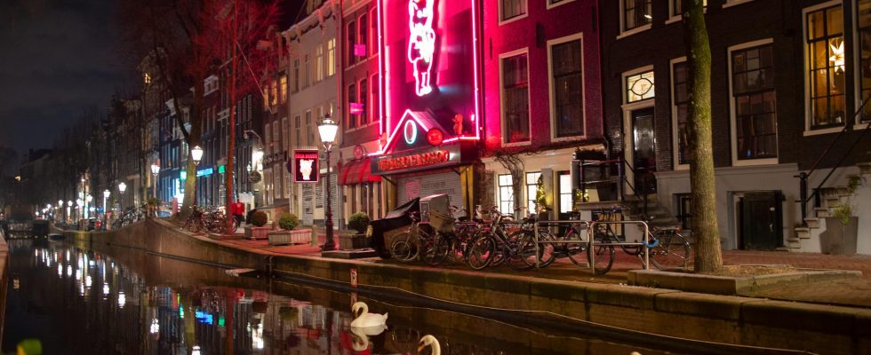 Amsterdam warns rowdy tourists