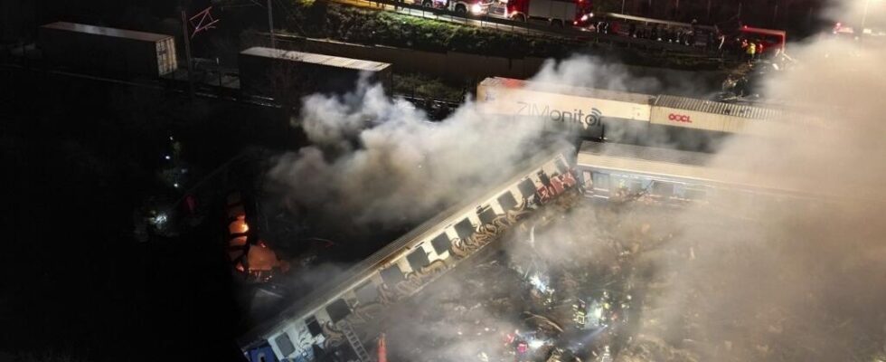 At least 26 dead and 85 injured in train crash