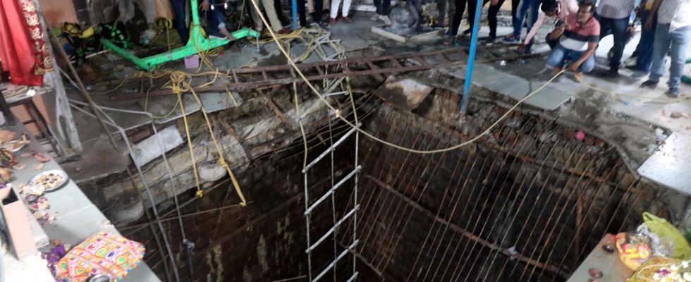 At least 35 dead in well at Indian temple