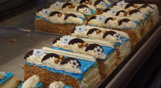 Blue tompouces are selling like hot cakes in Spakenburg