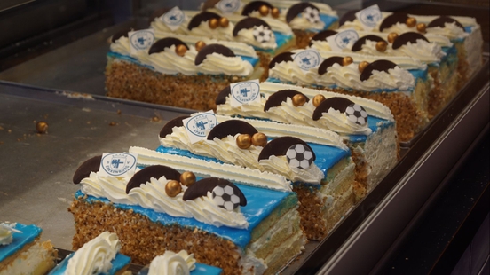 Blue tompouces are selling like hot cakes in Spakenburg