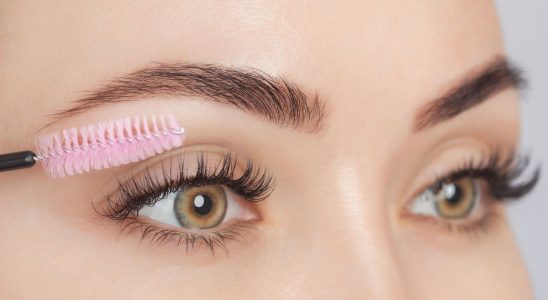 Castor oil for naturally long and voluminous eyelashes