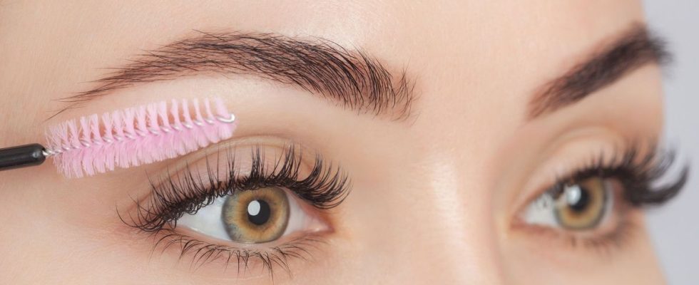 Castor oil for naturally long and voluminous eyelashes