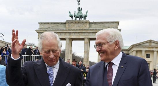 Charles III warmly welcomed on his arrival in Germany