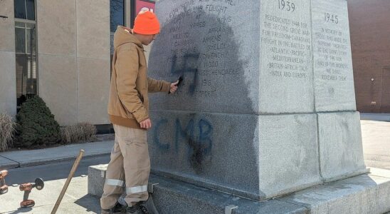 Chatham Kent police thoroughly investigating cenotaph vandalism challenge faced in removing