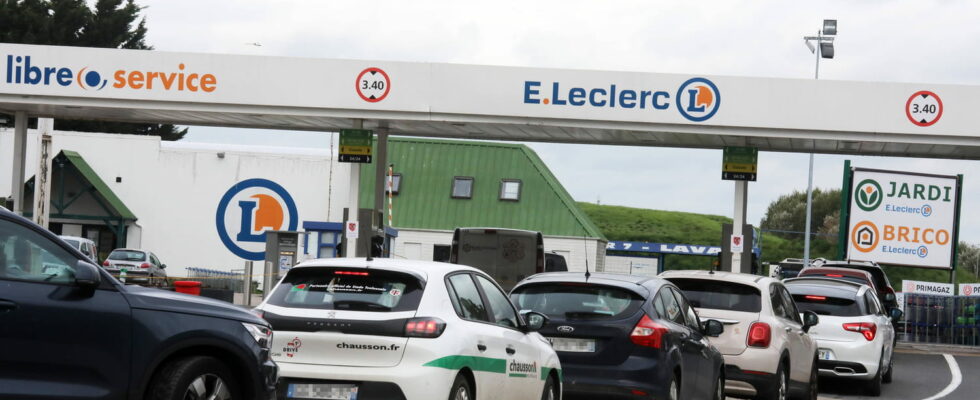 Fuel prices gasoline at cost price at Leclerc a ceiling