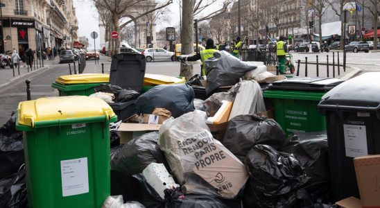 Garbage collectors strike in Paris who is responsible