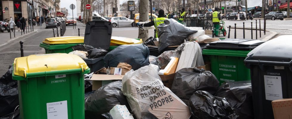 Garbage collectors strike in Paris who is responsible