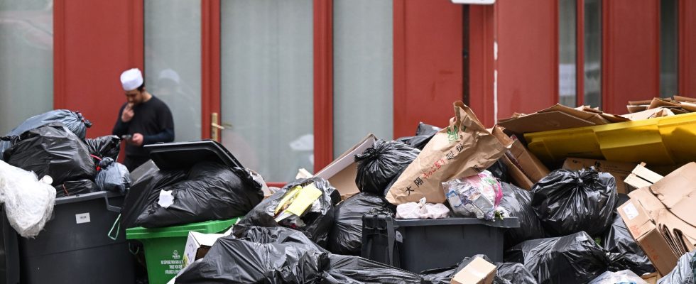 Garbage collectors strike these mountains of waste that we dont