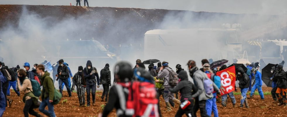 Images of the demonstrations in Sainte Soline