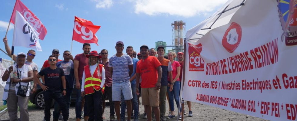 In Reunion roadblocks and strikes against pension reform