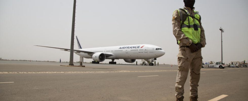 Is flying over Mali risky for civilian aircraft