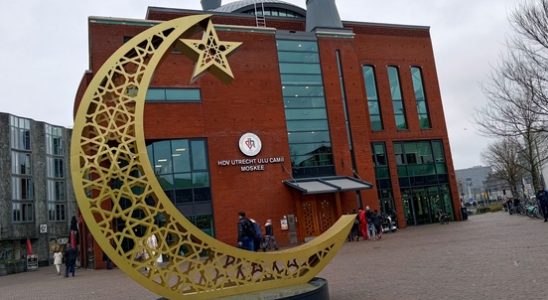 Large moon adorns Mosque Square Utrecht during Ramadan