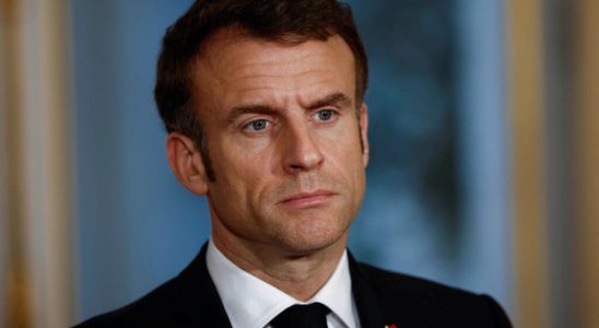 Macron remains inflexible but does not close the door to