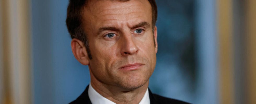 Macron remains inflexible but does not close the door to