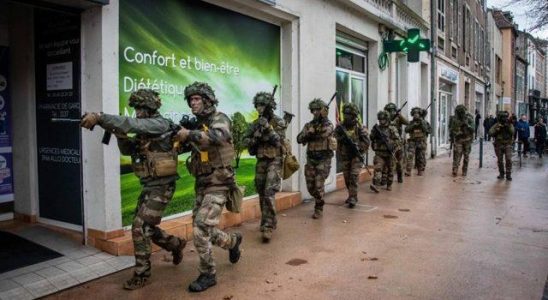 Military exercise in the heart of the city in France