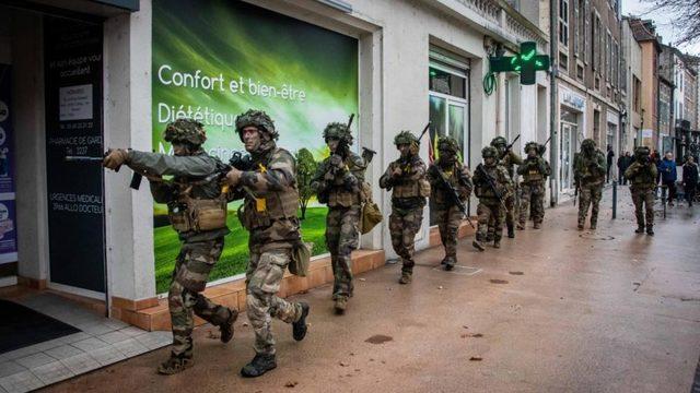 Military exercise in the heart of the city in France