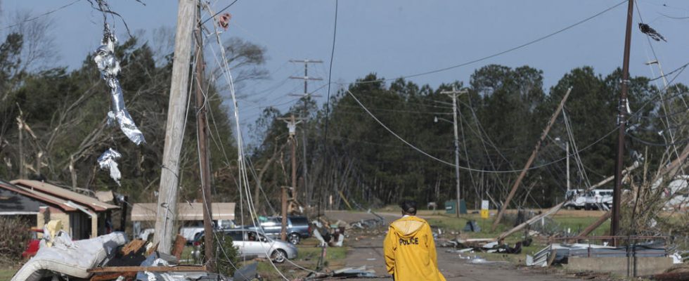 Mississippi devastated by tornadoes at least 25 dead