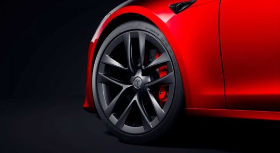 Model S to Come with Glass Roof and Round Steering