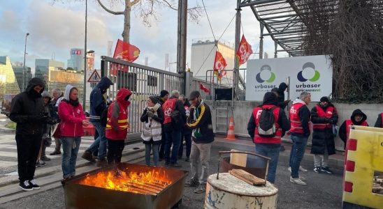 Paris garbage collectors determined not to work two more years