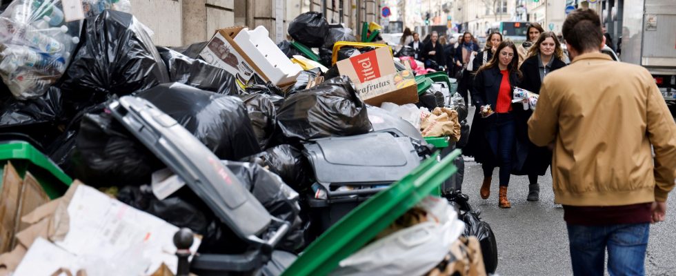 Pension reform in Paris garbage collectors blocked by galvanized activists