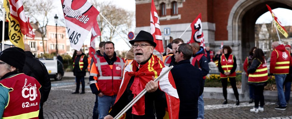 Pension reform strikes among garbage collectors transport less affected