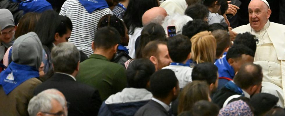 Pope receives in audience refugees who arrived through humanitarian corridors