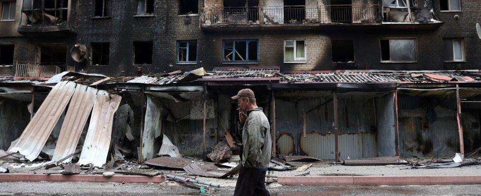 Reconstruction of Ukraine four figures on needs and international aid