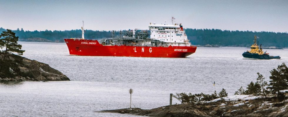 Ships with Russian gas to Sweden again