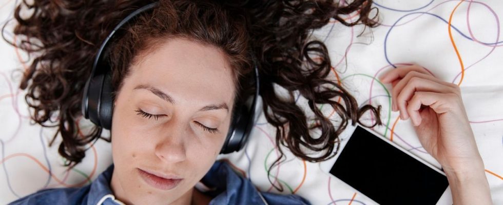 Sleep day five podcasts to make it easier to fall