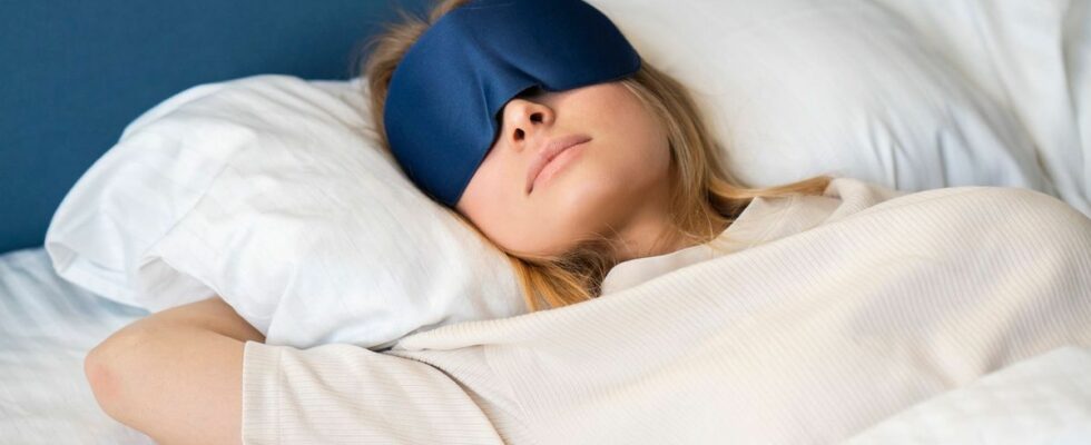 Sleep wearing a mask to sleep brings benefits at night