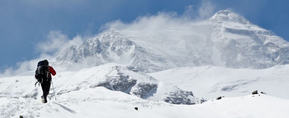 Suffering from brittle bone disease she leaves to climb Everest