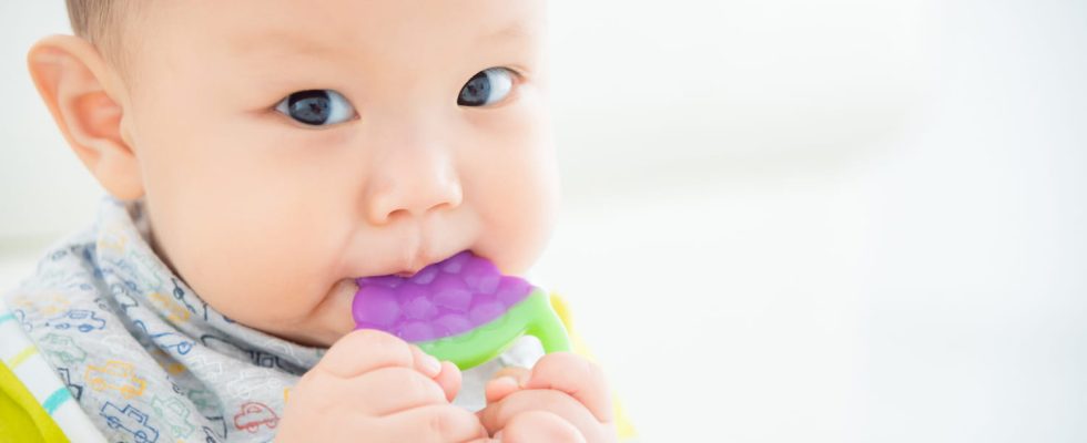 Teething symptoms age how to relieve baby