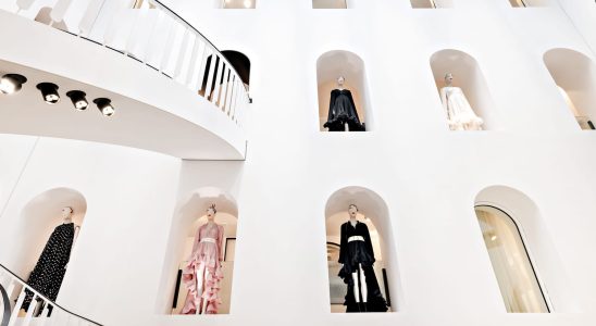 The Carita beauty house welcomes Lanvin dresses for an unprecedented