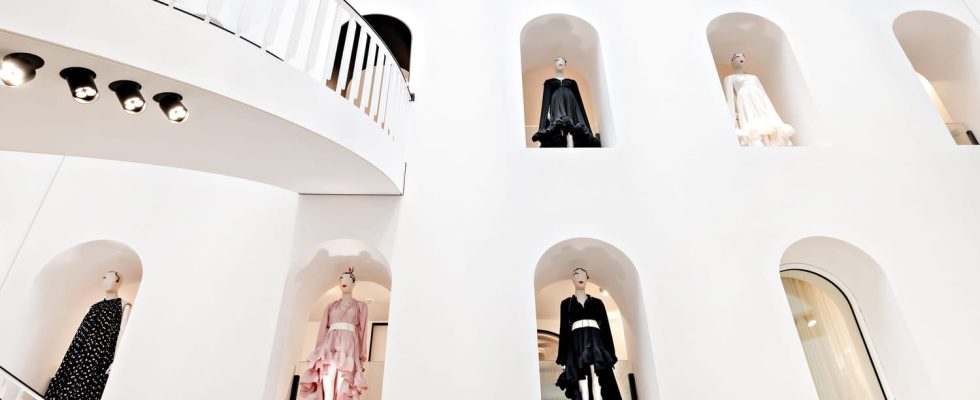 The Carita beauty house welcomes Lanvin dresses for an unprecedented