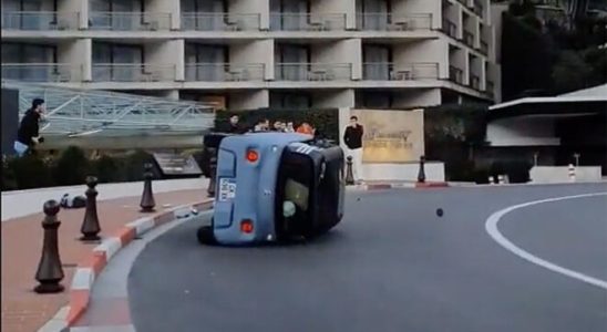 The accident that overturned the Citroen AMI is on the