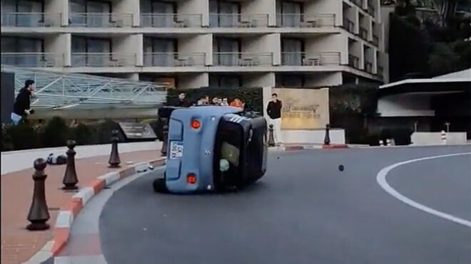 The accident that overturned the Citroen AMI is on the