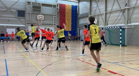 Tour through the halls Handball players Houten retain lead narrow