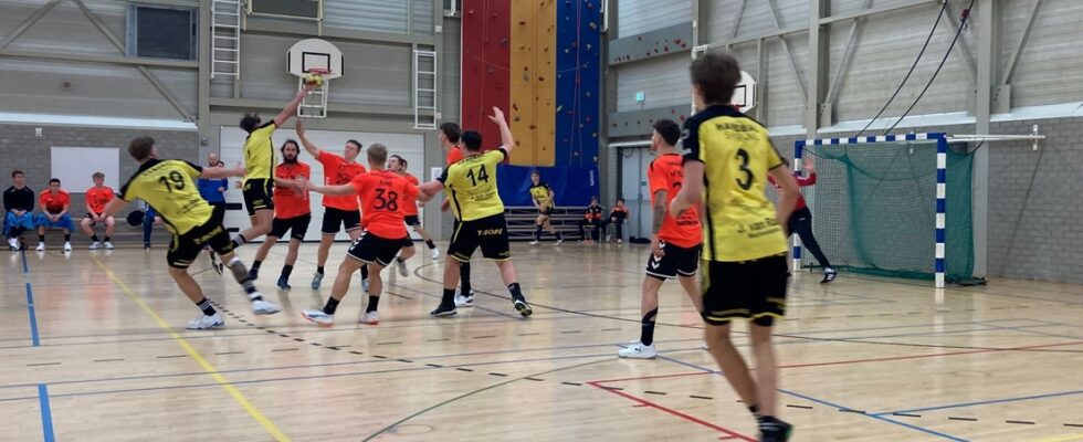 Tour through the halls Handball players Houten retain lead narrow