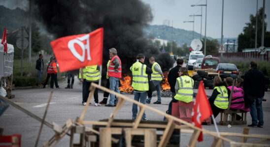 Truckers strike which roads blocked