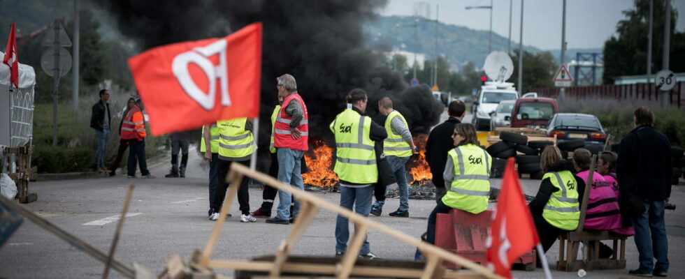 Truckers strike which roads blocked