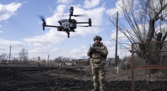 Ukrainian soldiers at the drone school