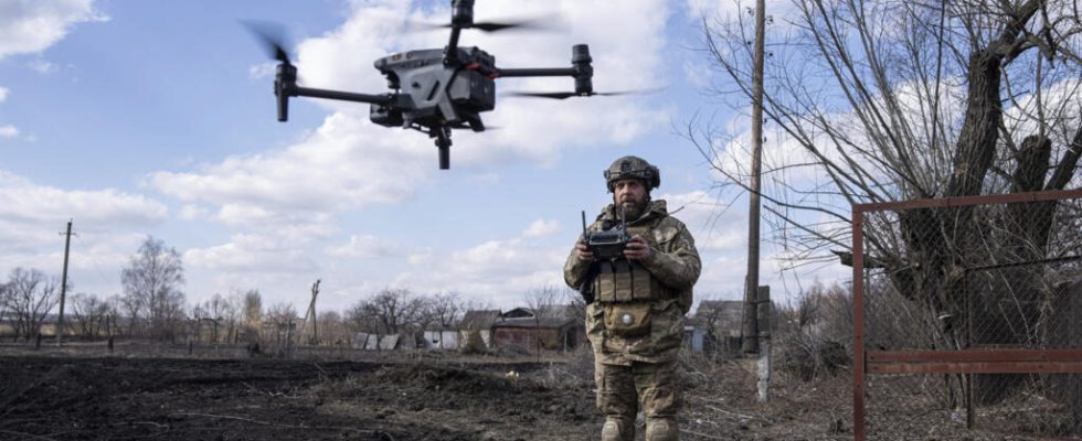 Ukrainian soldiers at the drone school