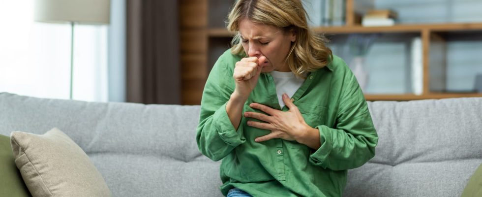 What is allergic asthma 4 typical symptoms