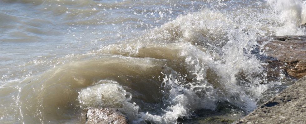 Wind warning flood watch issued for Lake Erie shoreline for